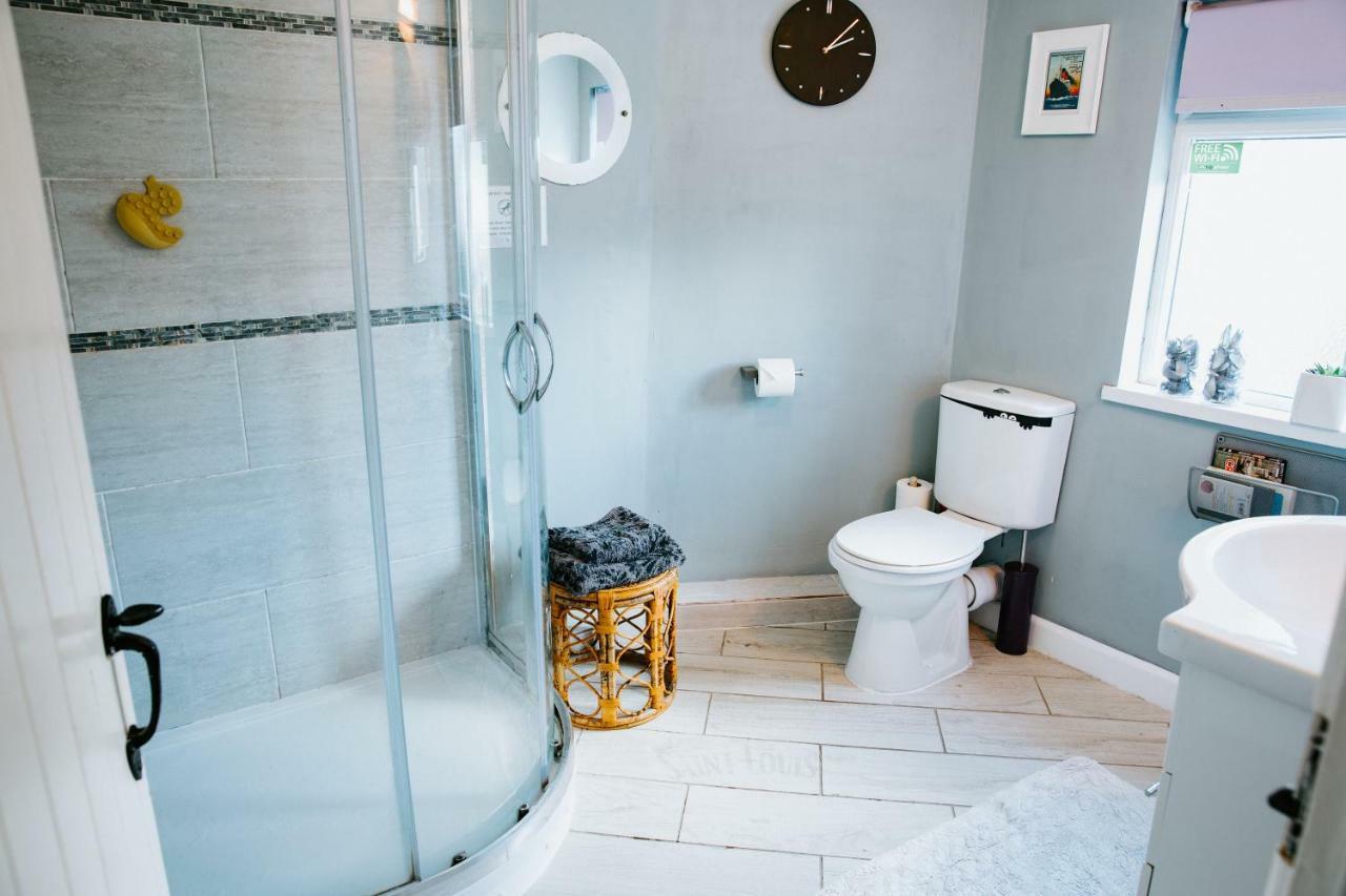 Hamilton Lodge - Cottage Sleeps 8 Fishguard Extérieur photo
